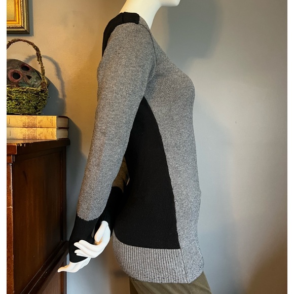 PattyBoutik : grey & black colorblock boatneck sweater - Picture 6 of 15